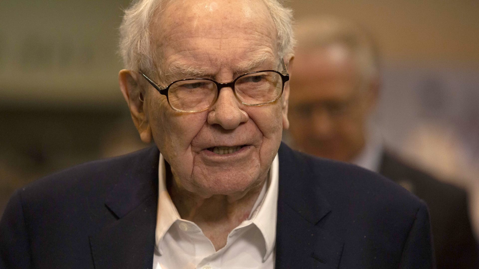 Berkshire Hathaway’s $300 Billion Cash Reserve Grows as Buffett Sells More Shares and Halts Buybacks