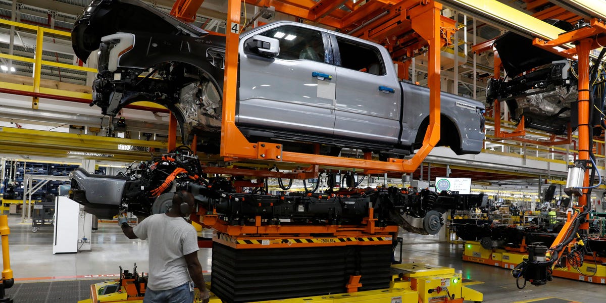 The Challenges of China’s Market and the Decline in EV Sales — Key Insights from Recent Automotive News