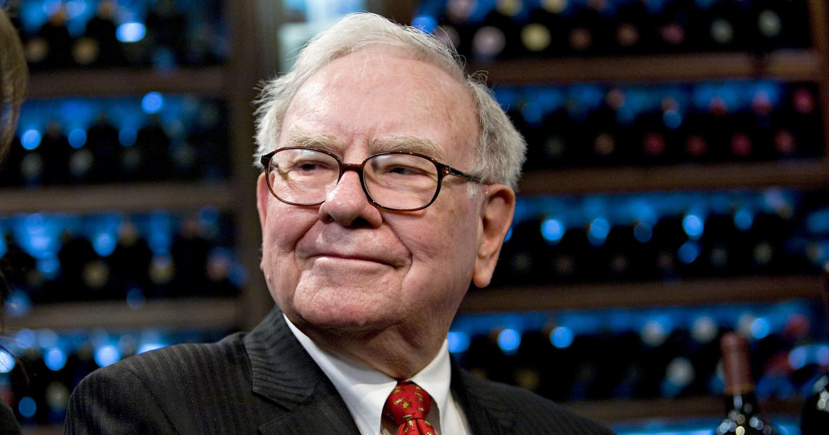 Warren Buffett Amasses Over $325 Billion in Cash as Apple Shares Are Sold by Berkshire Hathaway