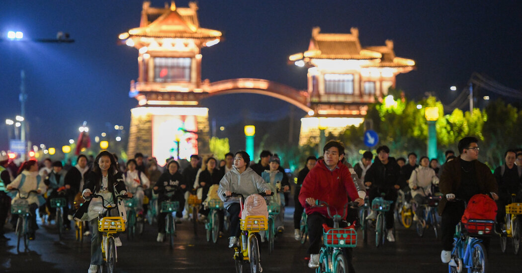 Why Did Tens of Thousands of Chinese Students Participate in Nighttime Bike Adventures?